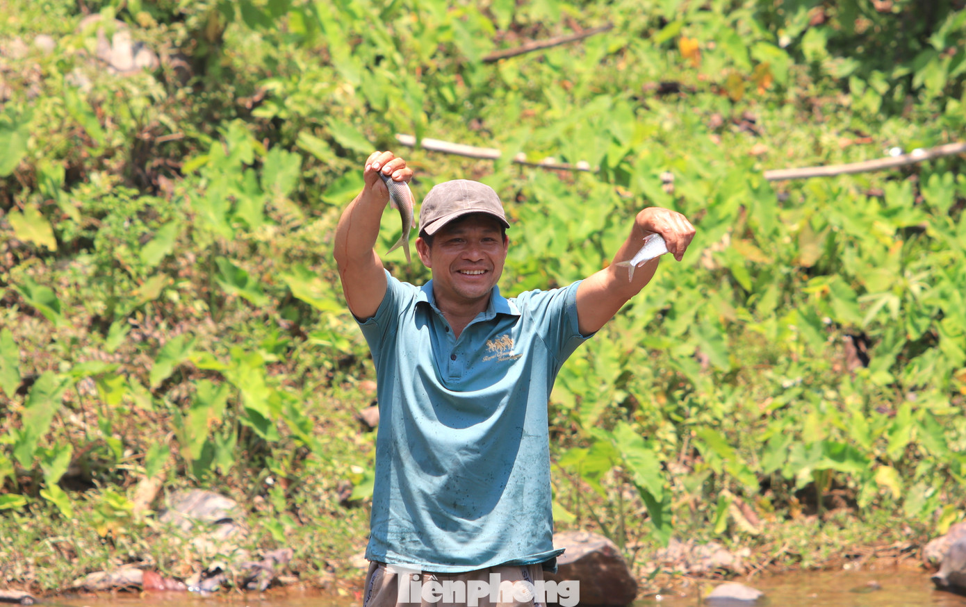 Ông Hà Văn Nghệ - Trưởng bản Văng Môn (xã Tam Hợp, huyện Tương Dương) cho biết, suối Chà Lạp chảy qua bản Văng Môn dài 5km. Để bảo vệ cá, bản đã khoanh vùng 1km suối ở trung tâm làm khu vực cấm đánh bắt cá mát. Các tổ tuần tra được lập ra và thay phiên nhau canh gác.