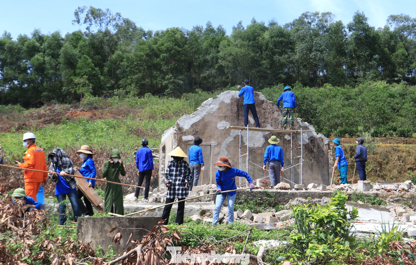 Thời gian tới, tuổi trẻ Nghệ An tiếp tục triển khai hoạt động chặt, phát quang hành lang hỗ trợ thi công; tháo dỡ các công trình ảnh hưởng; tiếp nước, tiếp sức cho lực lượng thi công công trình.