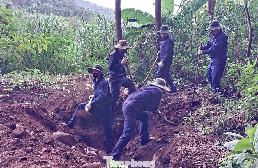 Hơn 40 năm qua, Đội Quy tập Bộ Chỉ huy quân sự tỉnh Nghệ An đã tìm kiếm, cất bốc được 12.661 hài cốt liệt sĩ là quân tình nguyện, chuyên gia Việt Nam hy sinh trên đất bạn Lào. Tuy nhiên, chỉ một số ít hài cốt xác định được danh tính nhờ các mẫu giấy ghi lại tên tuổi để trong lọ thuốc hoặc khắc trên miếng nhôm, đồ dùng cá nhân. Hơn 40 năm qua, Đội Quy tập Bộ Chỉ huy quân sự tỉnh Nghệ An đã tìm kiếm, cất bốc được 12.661 hài cốt liệt sĩ là quân tình nguyện, chuyên gia Việt Nam hy sinh trên đất bạn Lào. Tuy nhiên, chỉ một số ít hài cốt xác định được danh tính nhờ các mẫu giấy ghi lại tên tuổi để trong lọ thuốc hoặc khắc trên miếng nhôm, đồ dùng cá nhân.