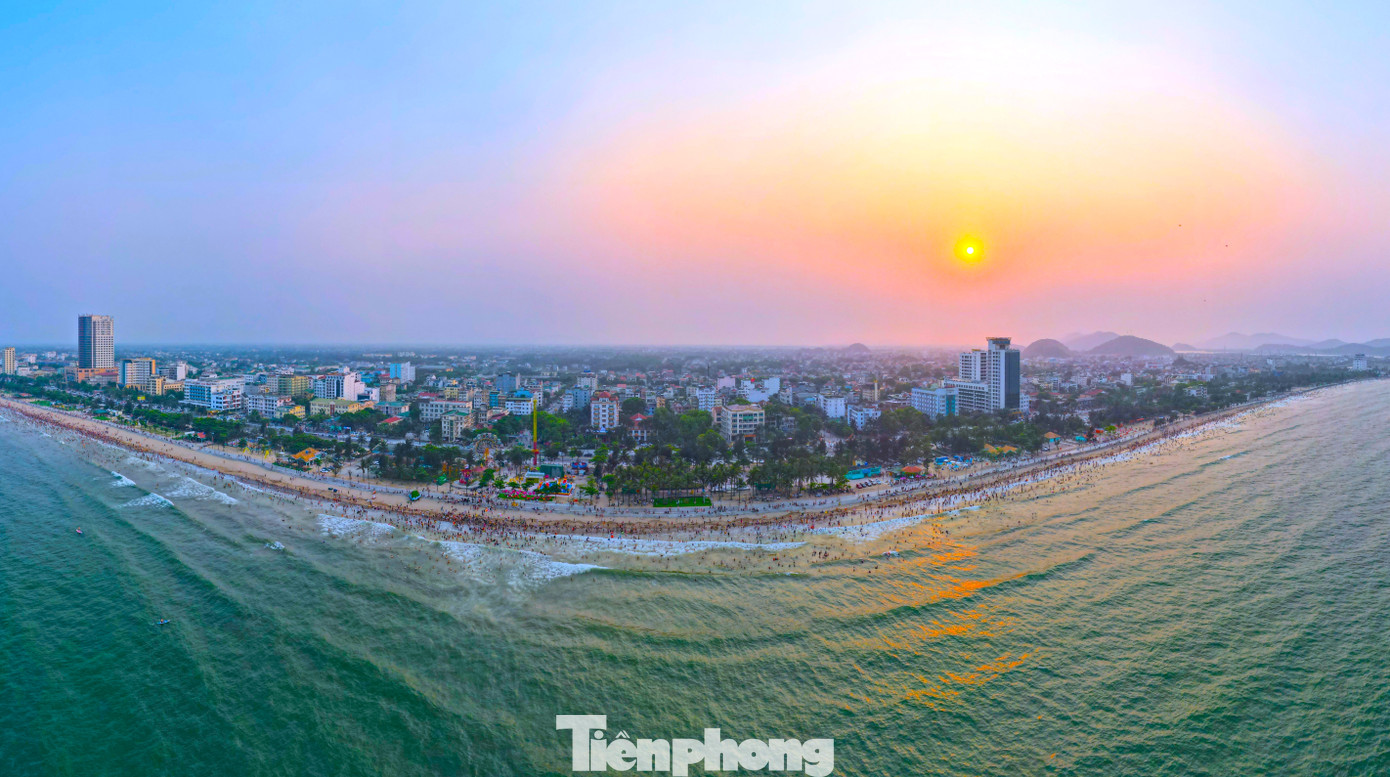 Biển Cửa Lò không chỉ đẹp lúc bình minh lên. Khi hoàng hôn dần buông xuống, bãi biển cũng như đang trình diễn màn ánh sáng với những gam màu huyền ảo.