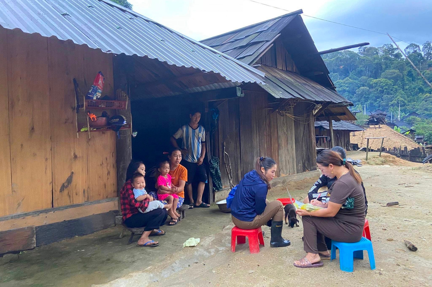 Tại xã biên giới Tri Lễ (Quế Phong, Nghệ An), ngoài việc chuẩn bị cơ sở vật chất, các giáo viên ở các điểm trường tiểu học, mầm non xã Tri Lễ còn phải đi từng nhà để vận động phụ huynh đưa con em đến trường đầu năm học mới.