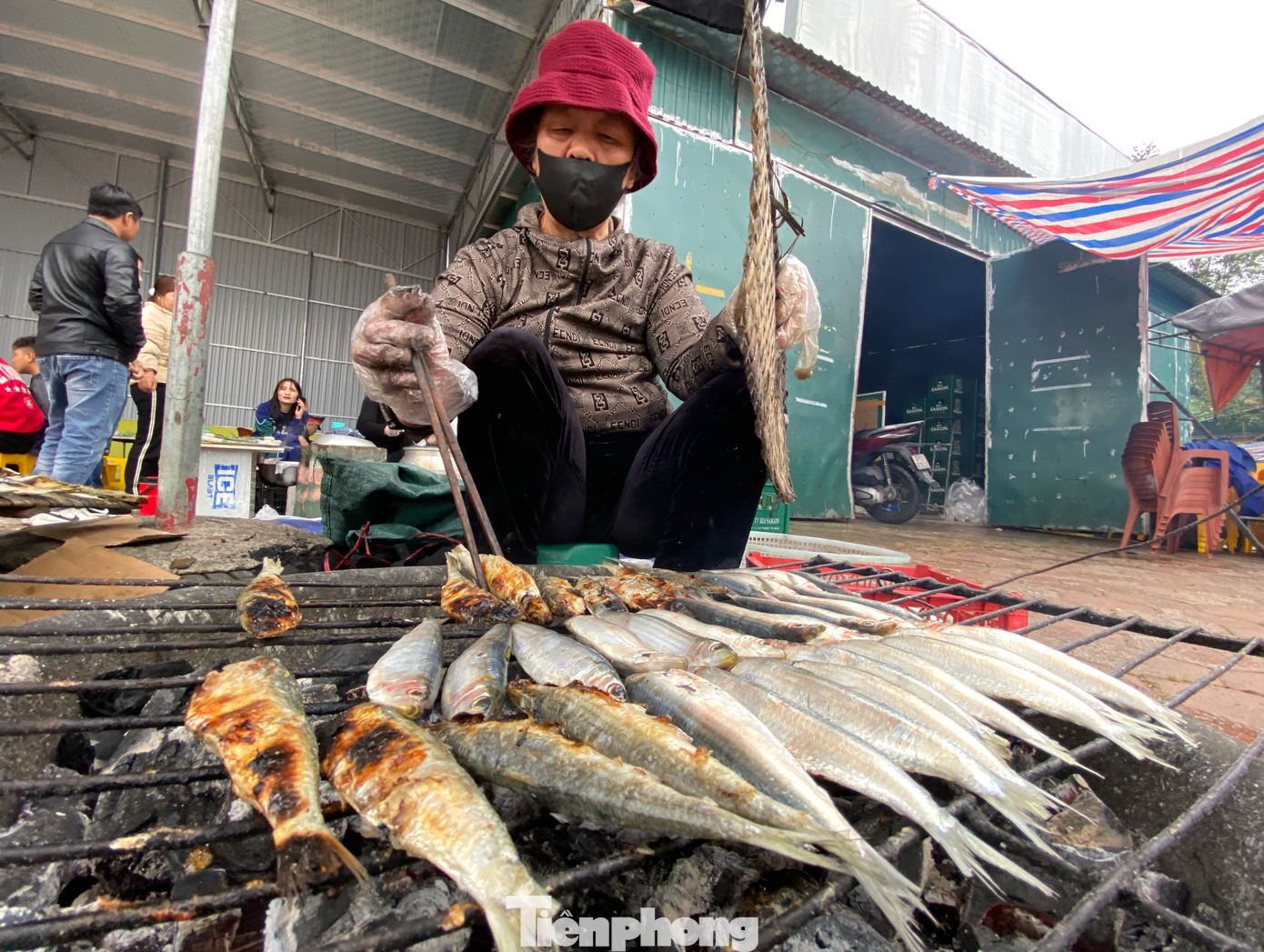 Để cá vừa chín tới, những người thợ sẽ phải trở cá liên tục trên bếp than. "Nướng nhiều quen tay nên mình biết bao nhiêu phút thì cá vừa chín tới. Nếu nướng không quen, cá có thể sống hoặc bị cháy. Khi đó sẽ mất vị ngon, ngọt, béo của cá", bà Trần Thị Thương (trú phường Quỳnh Phương, thị xã Hoàng Mai) nói.
