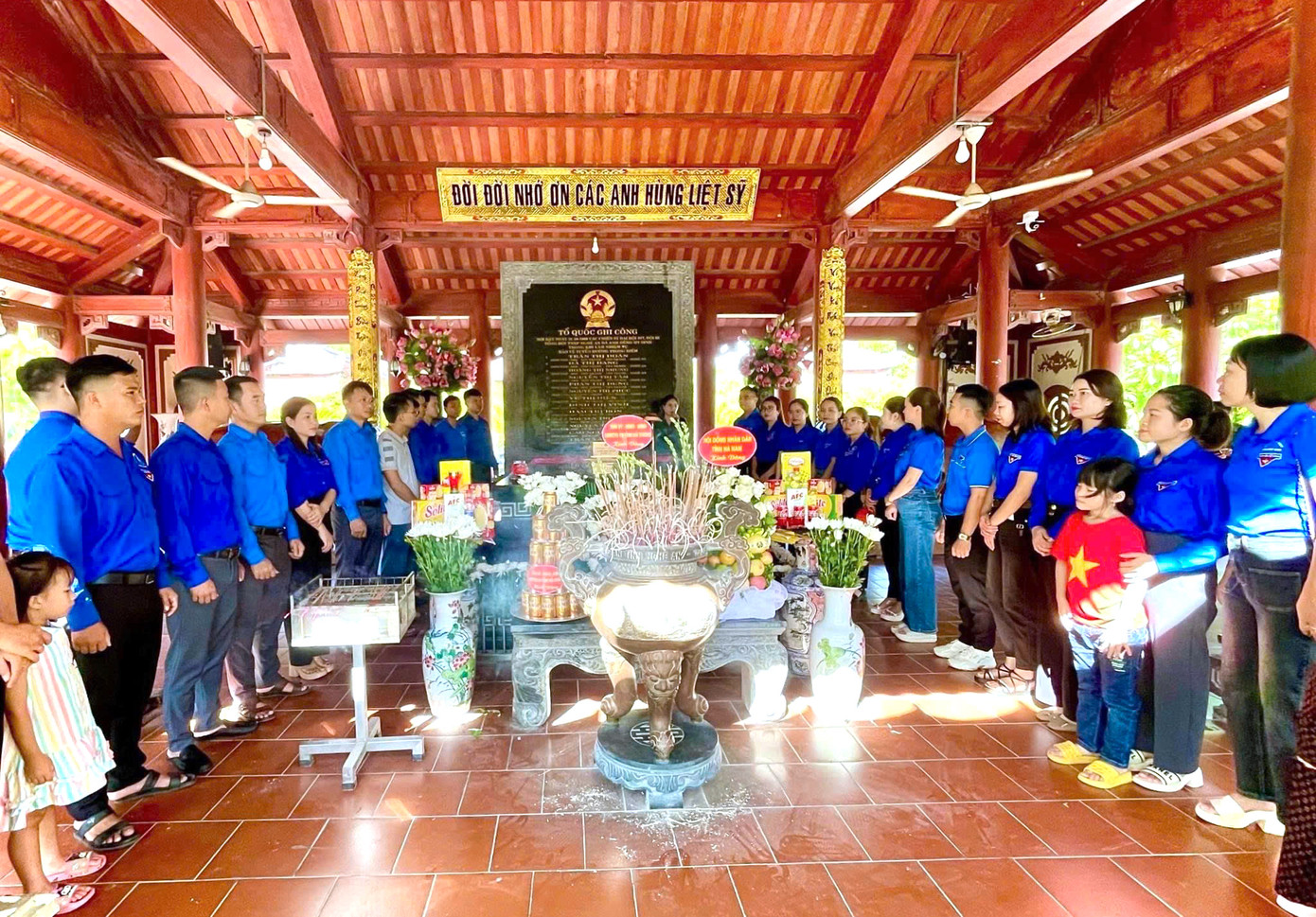 Ông Phan Trọng Lộc - Giám đốc Khu Di tích lịch sử Quốc gia Truông Bồn - cho biết trong tháng 10, Khu Di tích đã đón hơn 20.000 du khách. Trong đó có các cựu chiến binh, các cơ quan đơn vị và những đoàn viên thanh niên về dâng hương, dâng hoa tri ân các anh hùng liệt sĩ. Ông Phan Trọng Lộc - Giám đốc Khu Di tích lịch sử Quốc gia Truông Bồn - cho biết trong tháng 10, Khu Di tích đã đón hơn 20.000 du khách. Trong đó có các cựu chiến binh, các cơ quan đơn vị và những đoàn viên thanh niên về dâng hương, dâng hoa tri ân các anh hùng liệt sĩ.