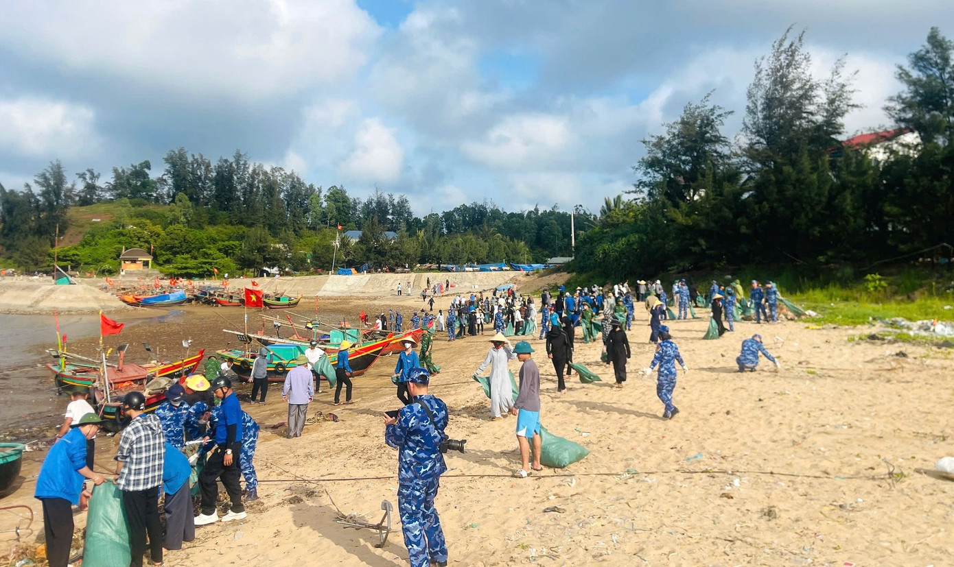 Các lực lượng tích cực dọn dẹp vệ sinh bờ biển. Các lực lượng tích cực dọn dẹp vệ sinh bờ biển.