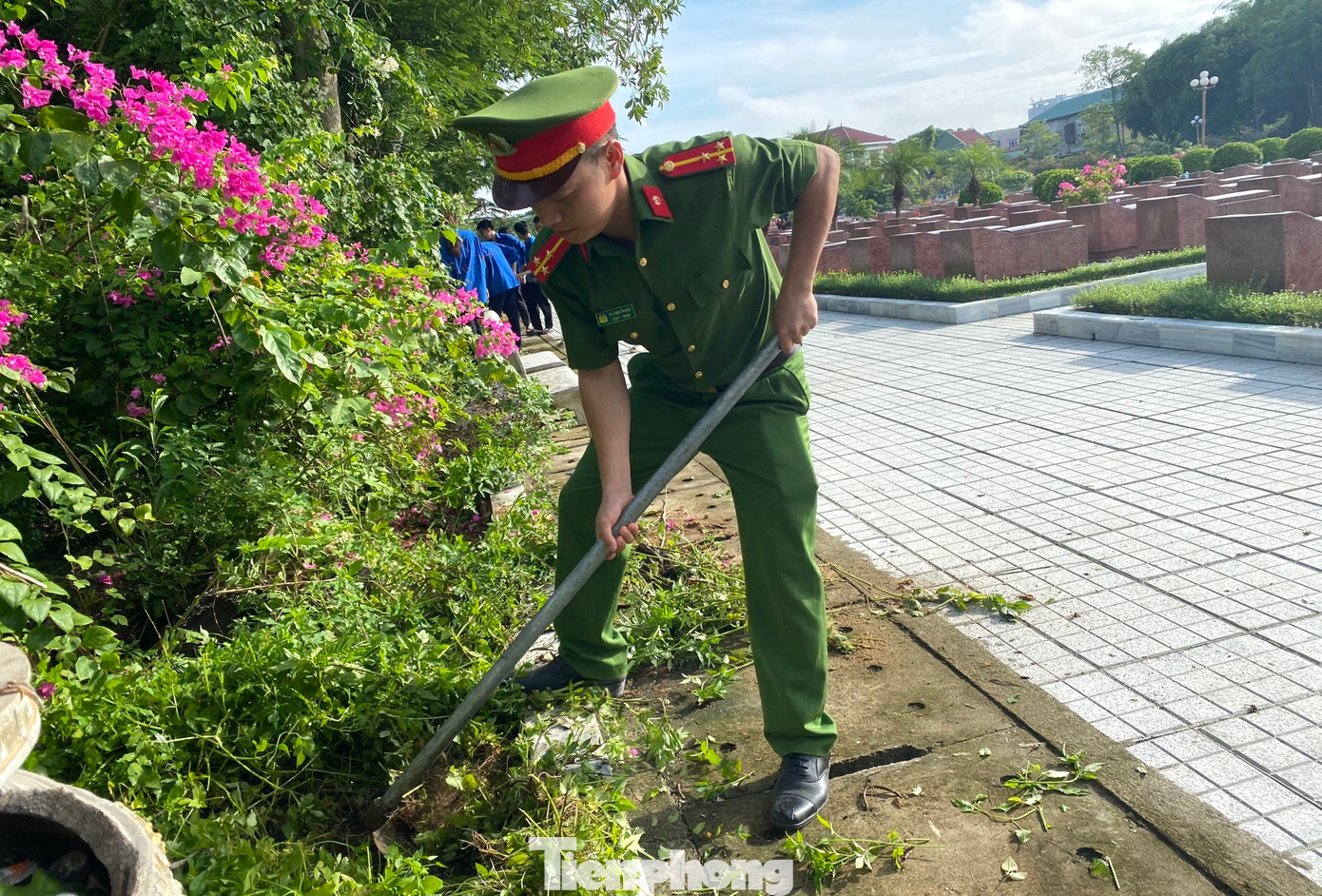 Đoàn viên thanh niên Công an tỉnh tổ chức cắt cỏ, dọn dẹp khuôn viên các nghĩa trang liệt sĩ.
