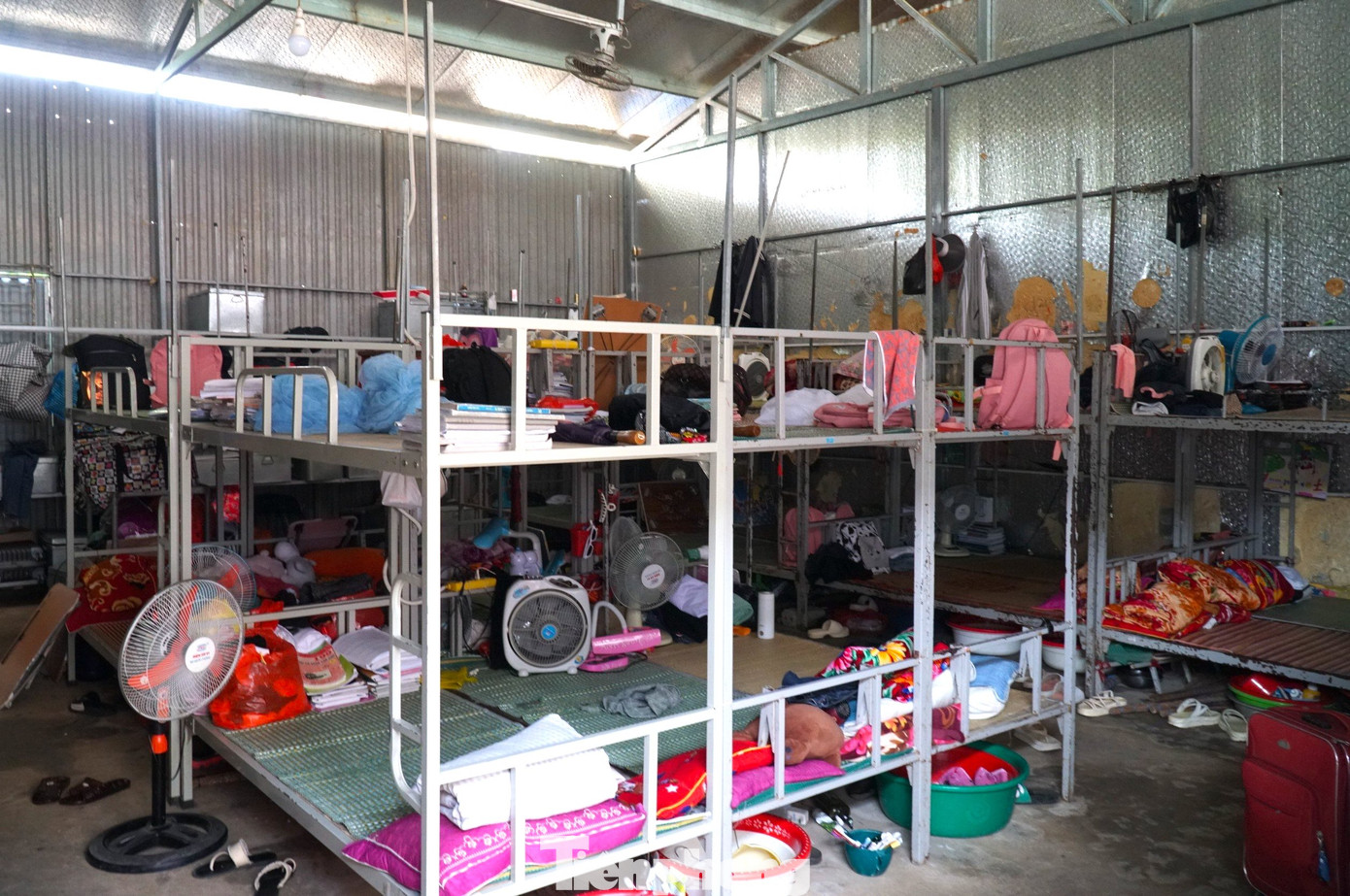 Toàn trường có gần 400 học sinh nhưng chỉ có 10 phòng ở nội trú nên phòng nào cũng được kê 20 chiếc giường tầng cho khoảng 40 em ngủ nghỉ. Cũng do cơ sở vật chất không đảm bảo nên nhiều năm qua, trường nội trú không dám tuyển đủ chỉ tiêu học sinh. Năm học này, nhà trường được giao 105 học sinh nhưng chỉ tuyển 96 em.