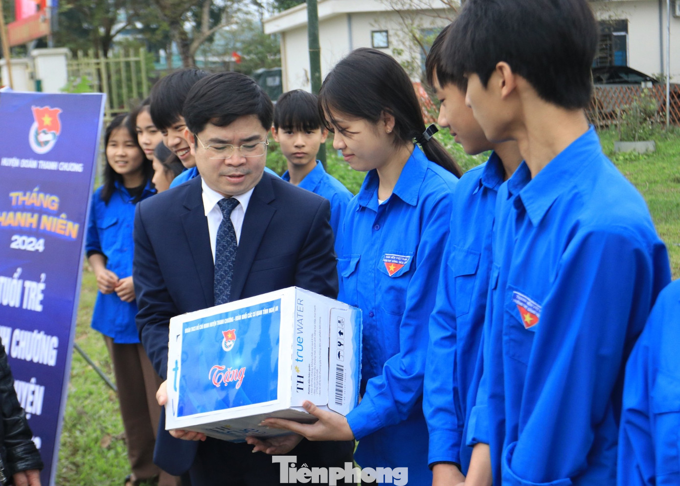 Ông Trình Văn Nhã - Chủ tịch UBND huyện Thanh Chương và Nhà báo Trần Quang Long - Trưởng Văn phòng đại diện Báo Tiền Phong tại Bắc Trung Bộ trao quà khích lệ các đoàn viên thanh niên tình nguyện tham gia xây dựng nông thôn mới, các công trình phần việc thanh niên ý nghĩa. Ông Trình Văn Nhã - Chủ tịch UBND huyện Thanh Chương và Nhà báo Trần Quang Long - Trưởng Văn phòng đại diện Báo Tiền Phong tại Bắc Trung Bộ trao quà khích lệ các đoàn viên thanh niên tình nguyện tham gia xây dựng nông thôn mới, các công trình phần việc thanh niên ý nghĩa.