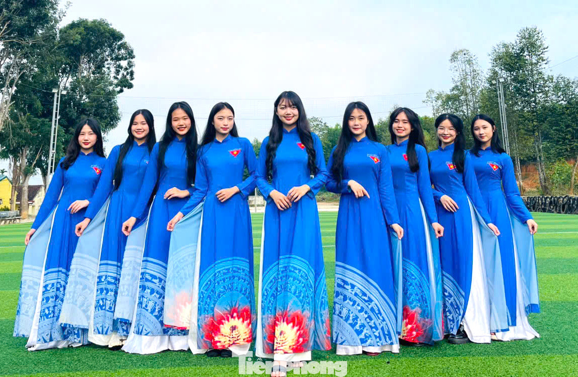 Các nữ đoàn viên khoe sắc cùng áo dài thanh niên hưởng ứng “Tuần lễ Áo dài”.