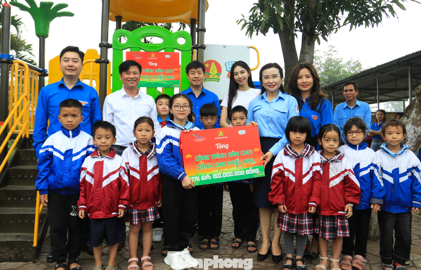 Tại Trường Tiểu học Nghi Xuân (huyện Nghi Lộc, Nghệ An), đoàn công tác đã đến thăm và trao tặng Khu vui chơi cho các em học sinh trị giá 150 triệu đồng.