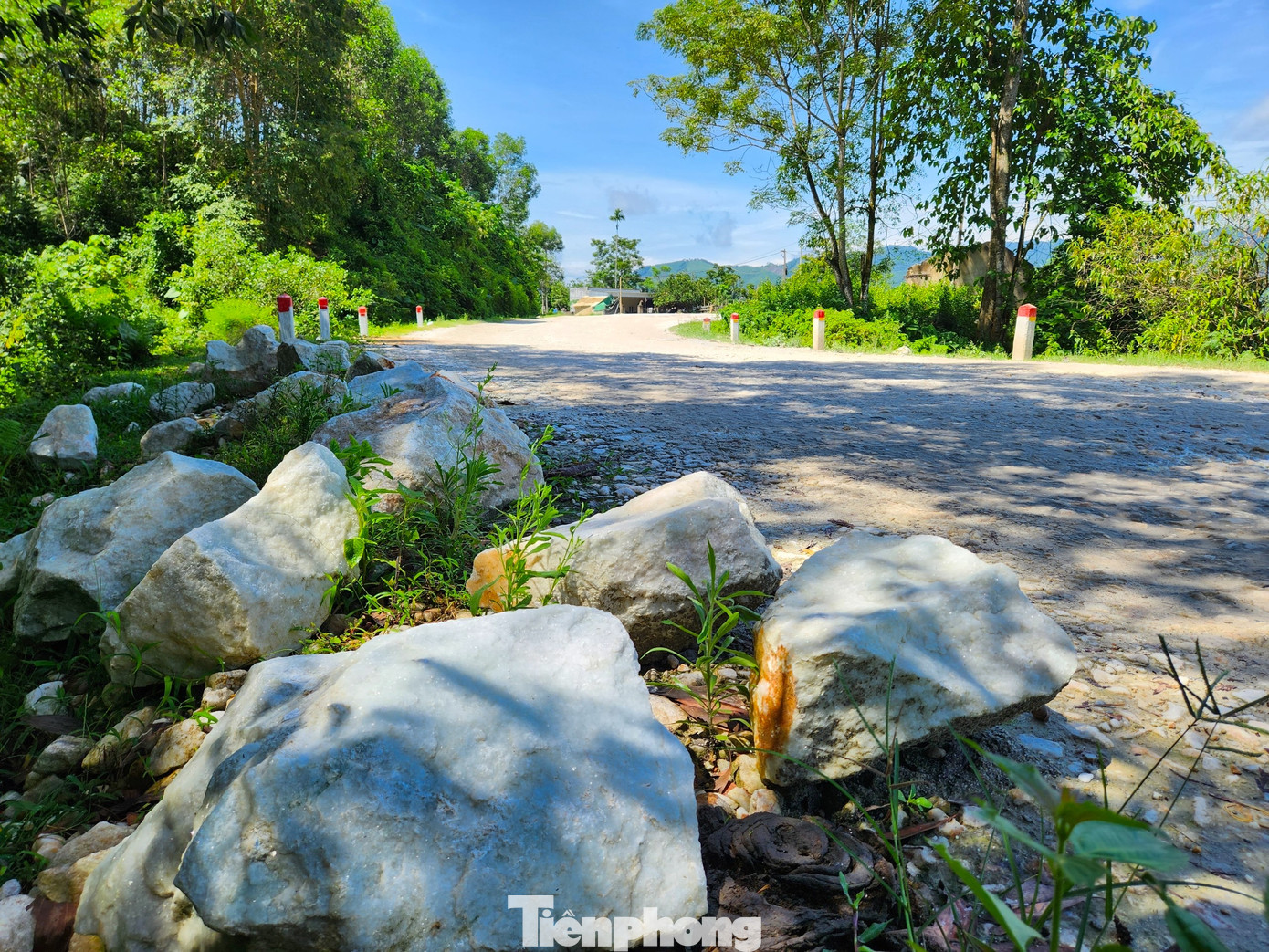 Dọc đường xuất hiện nhiều hòn đá lớn từ trên thùng xe rơi xuống. Có đoạn những hòn đá lớn chất thành đống.