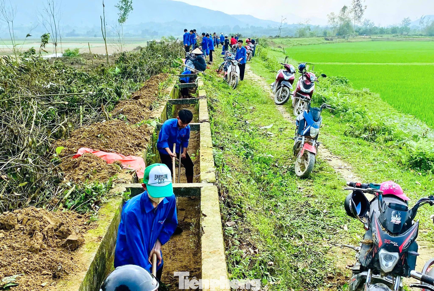 Trong đó, có 225 đội hình thanh niên tình nguyện xây dựng đô thị văn minh được triển khai. Trong đó, có 225 đội hình thanh niên tình nguyện xây dựng đô thị văn minh được triển khai.