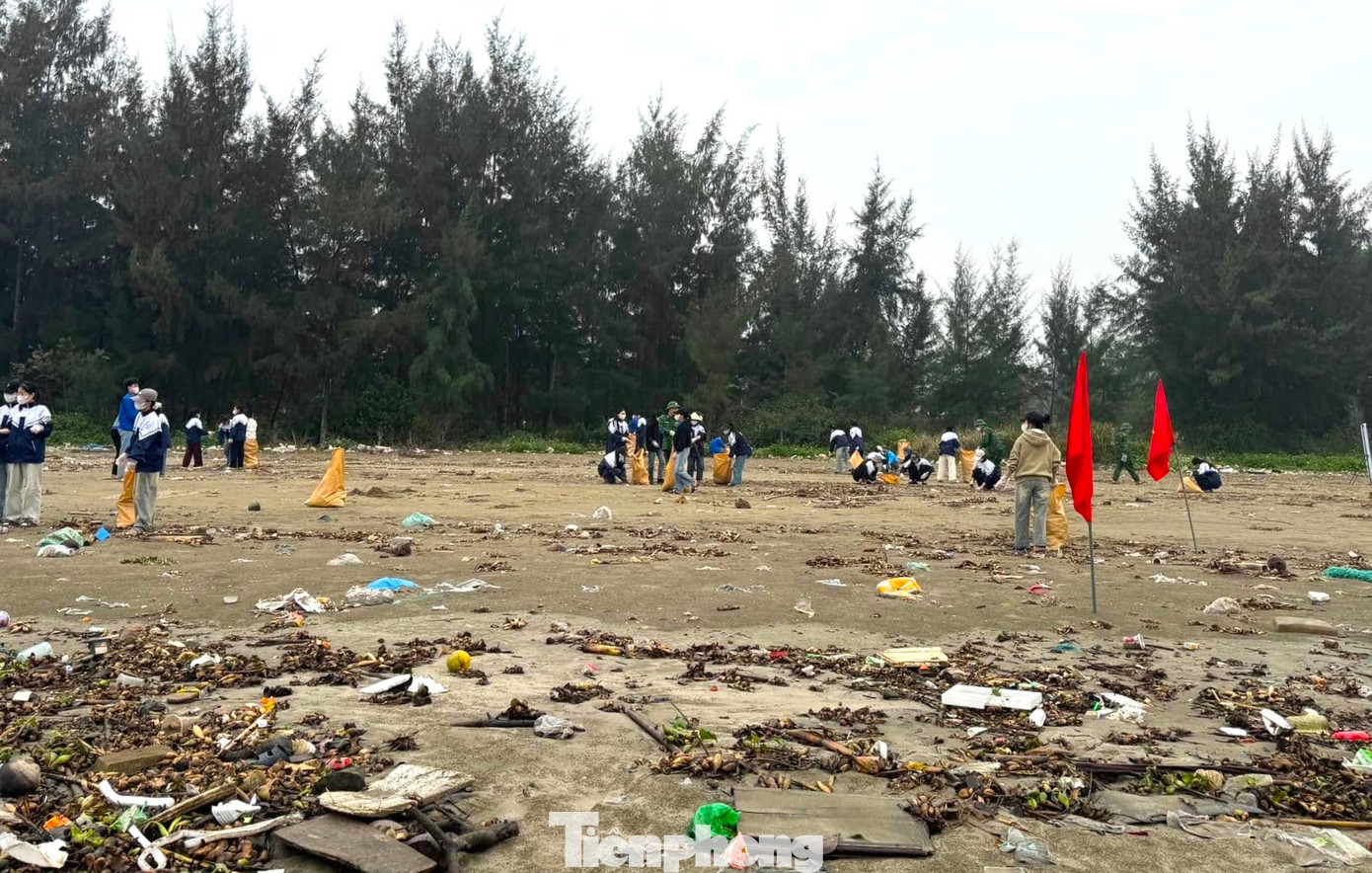 Thời gian qua, mưa gió nên dọc bãi biển đoạn qua xã Văn Hải xuất hiện một lượng rác thải lớn ứ đọng trên bờ biển gây ra tình trạng ô nhiễm và mất cảnh quan môi trường. Thời gian qua, mưa gió nên dọc bãi biển đoạn qua xã Văn Hải xuất hiện một lượng rác thải lớn ứ đọng trên bờ biển gây ra tình trạng ô nhiễm và mất cảnh quan môi trường.