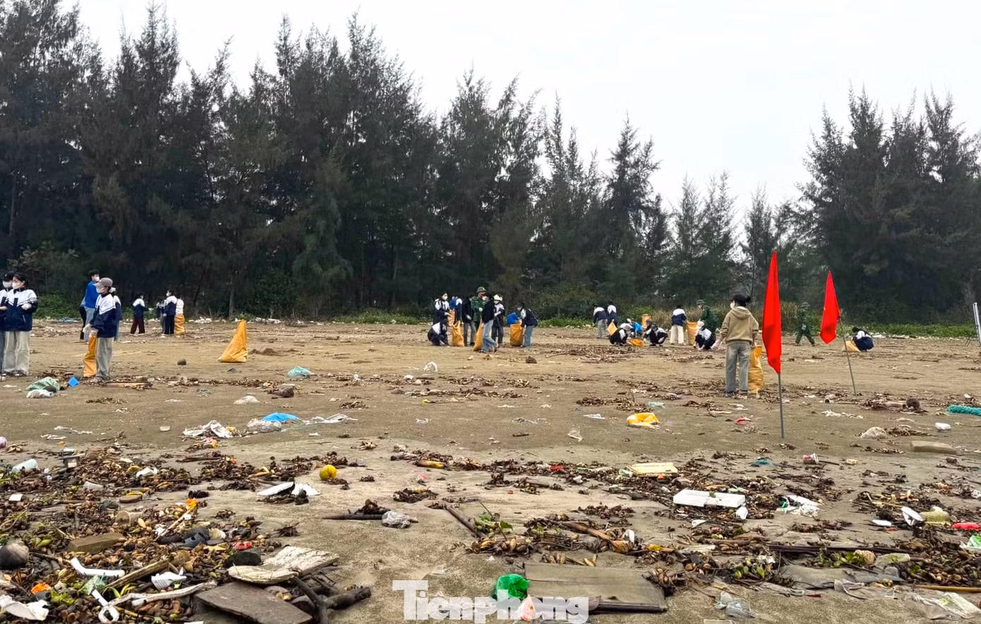 Thời gian qua, mưa gió nên dọc bãi biển đoạn qua xã Văn Hải xuất hiện một lượng rác thải lớn ứ đọng trên bờ biển gây ra tình trạng ô nhiễm và mất cảnh quan môi trường. Thời gian qua, mưa gió nên dọc bãi biển đoạn qua xã Văn Hải xuất hiện một lượng rác thải lớn ứ đọng trên bờ biển gây ra tình trạng ô nhiễm và mất cảnh quan môi trường.