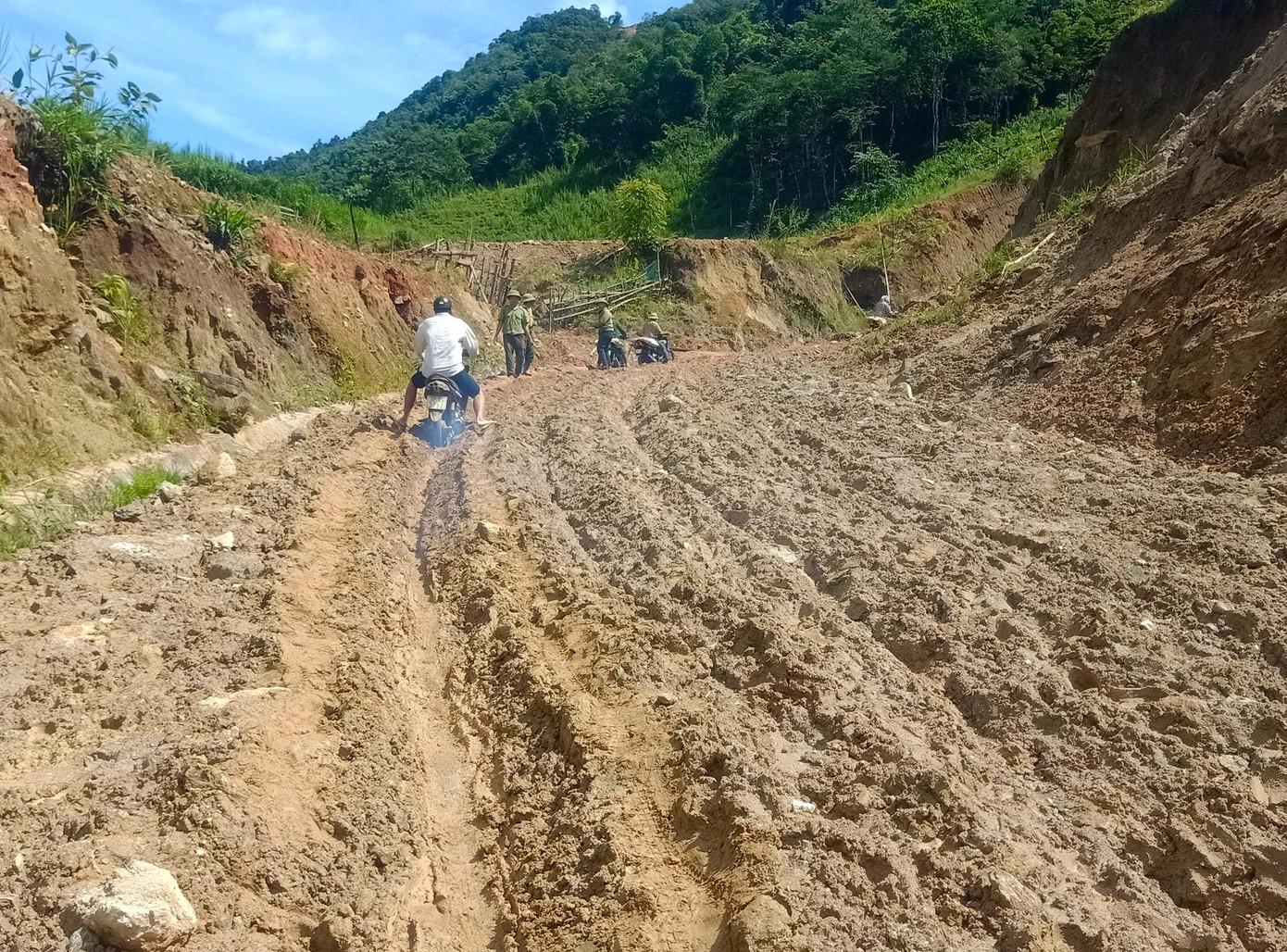 Con đường từ trung tâm xã đến điểm trường tiểu học, mầm non Huồi Mới dài hơn 10km nhưng có nhiều đoạn đường bùn đất trơn trượt, lầy lội. Ngày nắng thì bụi, đất đá lởm chởm. Ngày mưa thì lầy lội, nhão nhoét khiến công tác đi vận động học sinh của các giáo viên gặp khó khăn.