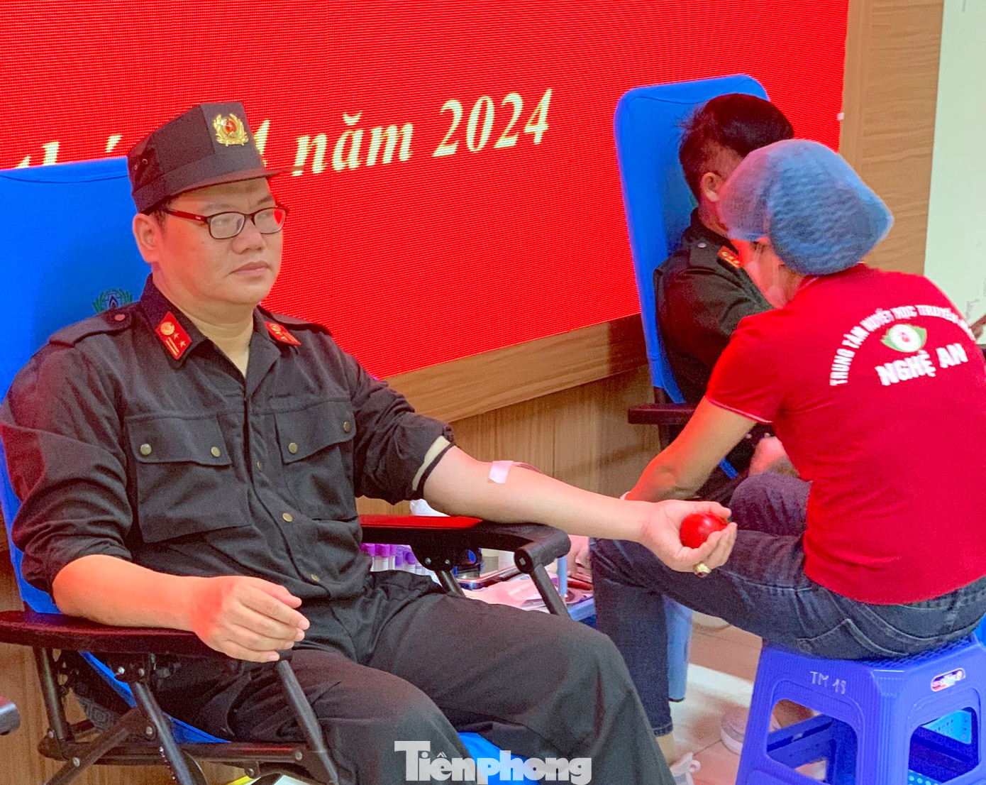 Trung tá Doãn Thanh Tú - Phó Trung đoàn trưởng, Trung đoàn Cảnh sát Cơ động Bắc Trung Bộ trực tiếp tham gia hiến máu tình nguyện. Trung tá Doãn Thanh Tú - Phó Trung đoàn trưởng, Trung đoàn Cảnh sát Cơ động Bắc Trung Bộ trực tiếp tham gia hiến máu tình nguyện.