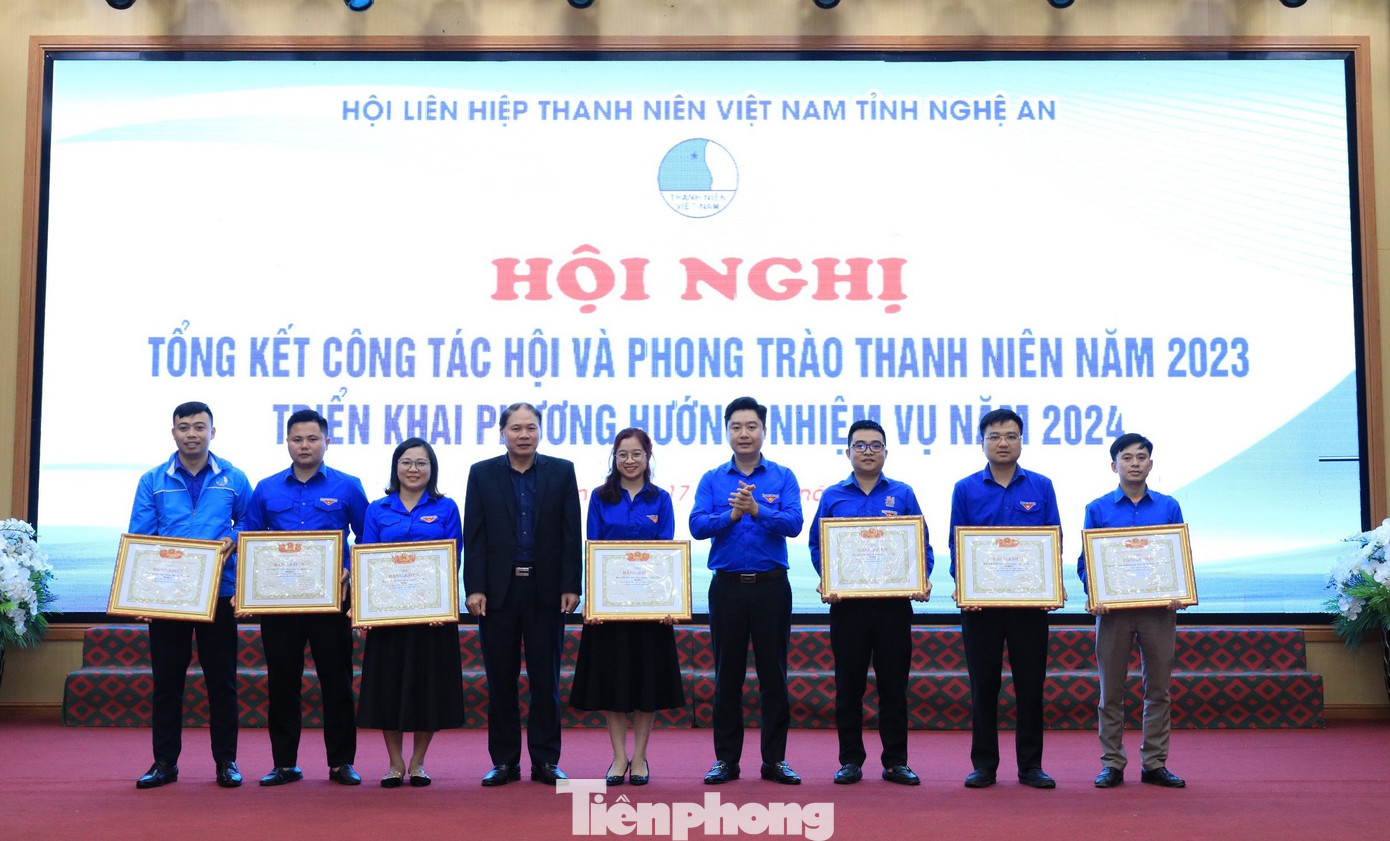 Trao tặng bằng khen của Trung ương Hội Liên hiệp Thanh niên Việt Nam cho các tập thể, cá nhân có thành tích xuất sắc trong công tác Hội và phong trào thanh niên năm 2023. Trao tặng bằng khen của Trung ương Hội Liên hiệp Thanh niên Việt Nam cho các tập thể, cá nhân có thành tích xuất sắc trong công tác Hội và phong trào thanh niên năm 2023.