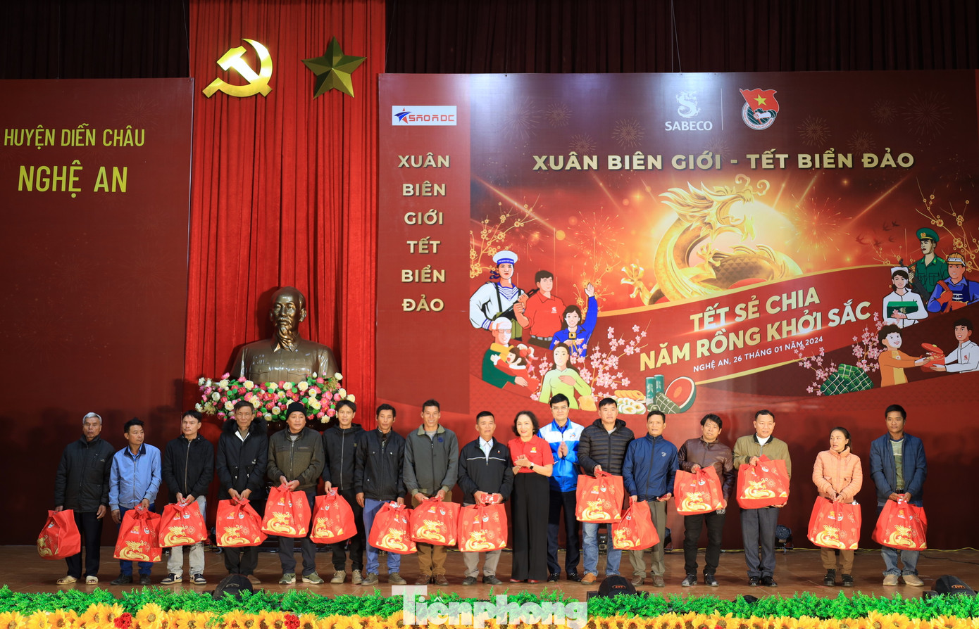 Tại chương trình, ban tổ chức đã trao tặng 350 suất quà Tết dành cho 175 công nhân lao động bị mất việc làm và 175 ngư dân khó khăn.