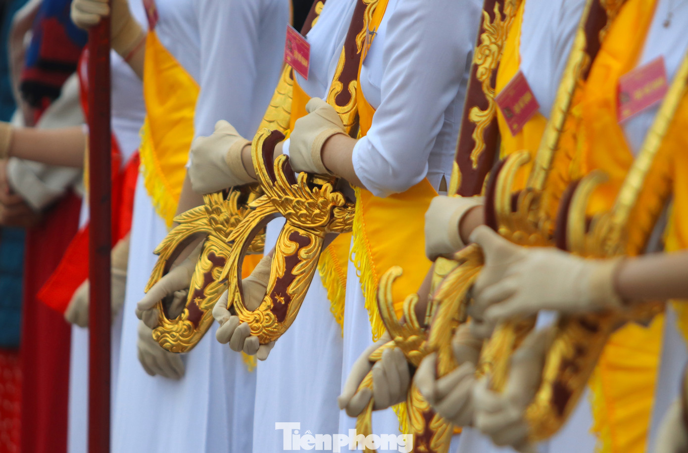 Tay các thiếu nữ cầm chắc bảo kiếm.