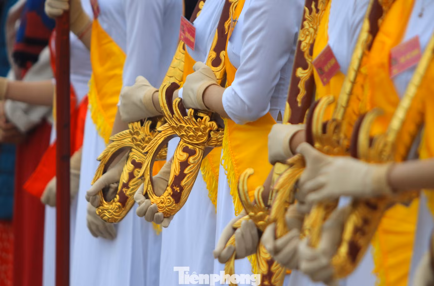 Tay các thiếu nữ cầm chắc bảo kiếm.