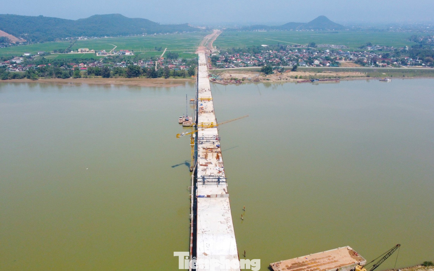 Sau 2 năm thi công, hiện cây cầu đã gần hoàn thiện. Đến nay, khối lượng công trình đạt 95%. Dự kiến cầu Hưng Đức sẽ được hợp long trong ít ngày tới và hoàn thiện trước ngày 30/4.