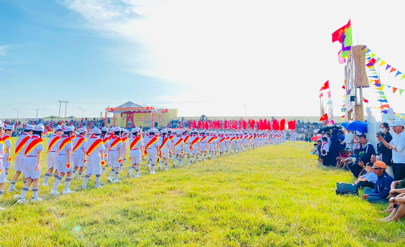 Ngày hội thiếu nhi đã thu hút đông đảo người dân đến xem và cổ vũ.