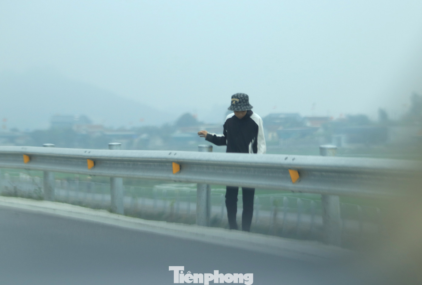 Dù tuyến cao tốc có hành lang bằng tấm thép cỡ lớn rào bao quanh phía ngoài. Tuy nhiên thỉnh thoảng vẫn có người, trâu bò xâm nhập sát vào các dãy hộ lan của làn cao tốc, tiềm ẩn nguy cơ tai nạn giao thông. Dù tuyến cao tốc có hành lang bằng tấm thép cỡ lớn rào bao quanh phía ngoài. Tuy nhiên thỉnh thoảng vẫn có người, trâu bò xâm nhập sát vào các dãy hộ lan của làn cao tốc, tiềm ẩn nguy cơ tai nạn giao thông.