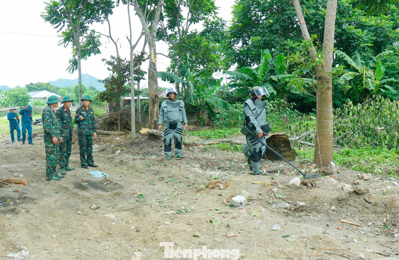 Lực lượng công binh đã sử dụng các thiết bị soi chiếu, camera nhiệt, camera dò tìm âm thanh, máy dò bom, mìn cầm tay và một số thiết bị chuyên dụng khác tiến hành dò tìm các vật liệu nổ. Lực lượng công binh đã sử dụng các thiết bị soi chiếu, camera nhiệt, camera dò tìm âm thanh, máy dò bom, mìn cầm tay và một số thiết bị chuyên dụng khác tiến hành dò tìm các vật liệu nổ.