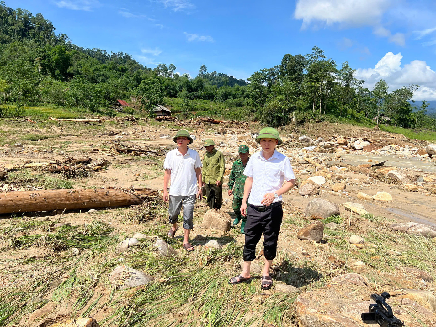 Trong sáng 29/5, ông Bùi Văn Hiền - Phó Chủ tịch UBND huyện Quế Phong cùng lãnh đạo các Phòng Nông nghiệp, Phòng Kinh tế hạ tầng đã xuống hiện trường để kiểm tra, chỉ đạo công tác khắc phục sau mưa lũ.