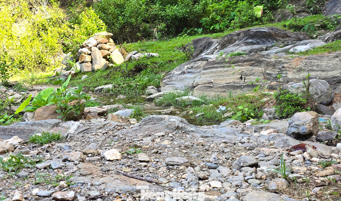 Nhiều đoạn đất đá sạt lở xuống chắn gần hết toàn bộ mặt đường, có đoạn bị dòng nước chảy từ trên núi xuống làm xói mòn, sạt lở, tạo thành những hố sâu, vắt ngang qua đường khiến việc đi lại khó khăn.