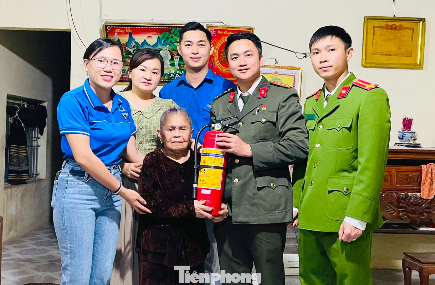 Bà Hoàng Thị Mai (gia đình neo đơn, có công với cách mạng) và bà Vi Thị Dung (gia đình có hoàn cảnh đặc biệt khó khăn, chồng và con bị chất độc da cam) tại khối Hòa Bắc, thị trấn Thạch Giám (Tương Dương) là những hộ được trao tặng. 8 bình còn lại sẽ tiếp tục được trao trong ngày 23/3. Ảnh: Lô Việt Đức