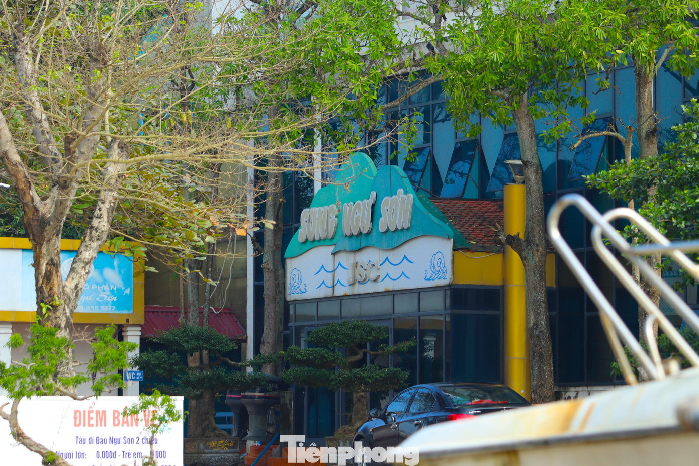 Do dự án nằm trong danh sách các dự án chậm tiến độ nên thị xã Cửa Lò yêu cầu chủ đầu tư cam kết tiến độ xây dựng các hạng mục nằm trong quy hoạch nhưng chưa được xây dựng để đề xuất gia hạn thời gian hoàn thành công trình. Đối với một số công trình khác sai phạm nhưng để tạo thuận lợi cho hoạt động sản xuất, kinh doanh của chủ đầu tư, thị xã Cửa Lò đề nghị Công ty Song Ngư Sơn điều chỉnh quy hoạch cho phù hợp. Do dự án nằm trong danh sách các dự án chậm tiến độ nên thị xã Cửa Lò yêu cầu chủ đầu tư cam kết tiến độ xây dựng các hạng mục nằm trong quy hoạch nhưng chưa được xây dựng để đề xuất gia hạn thời gian hoàn thành công trình. Đối với một số công trình khác sai phạm nhưng để tạo thuận lợi cho hoạt động sản xuất, kinh doanh của chủ đầu tư, thị xã Cửa Lò đề nghị Công ty Song Ngư Sơn điều chỉnh quy hoạch cho phù hợp.