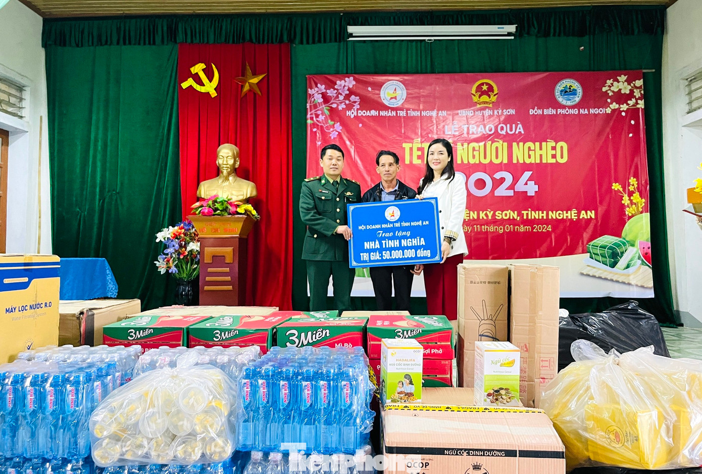 Trao tặng 1 căn nhà tình nghĩa trị giá 50 triệu đồng cho gia đình ông Già Bá Chái. Trao tặng 1 căn nhà tình nghĩa trị giá 50 triệu đồng cho gia đình ông Già Bá Chái.