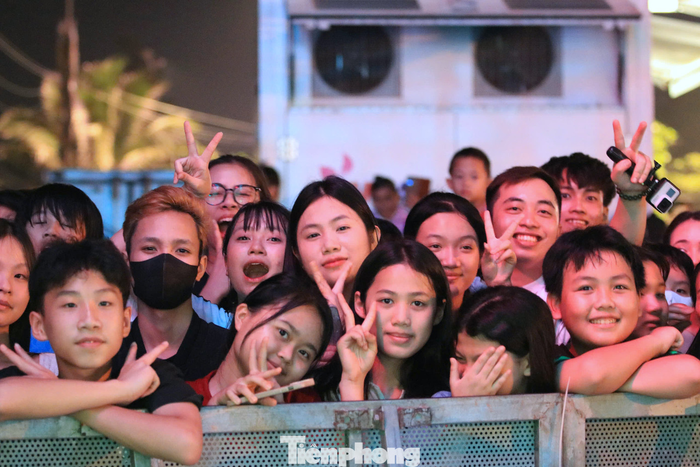 Điểm nhấn của đêm Khai mạc du lịch Cửa Lò 2025 là chương trình nghệ thuật đặc biệt với chủ đề "Cửa Lò - bình minh tỏa sáng" gồm 3 phần. Đây là chương trình nghệ thuật mang đậm sắc màu văn hóa xứ Nghệ cùng với sự trẻ trung, năng động của phố biển Cửa Lò. Chương trình có sự tham gia của các nghệ sĩ, ca sĩ được yêu thích, thu hút đông đảo khán giả và người dân đến xem.