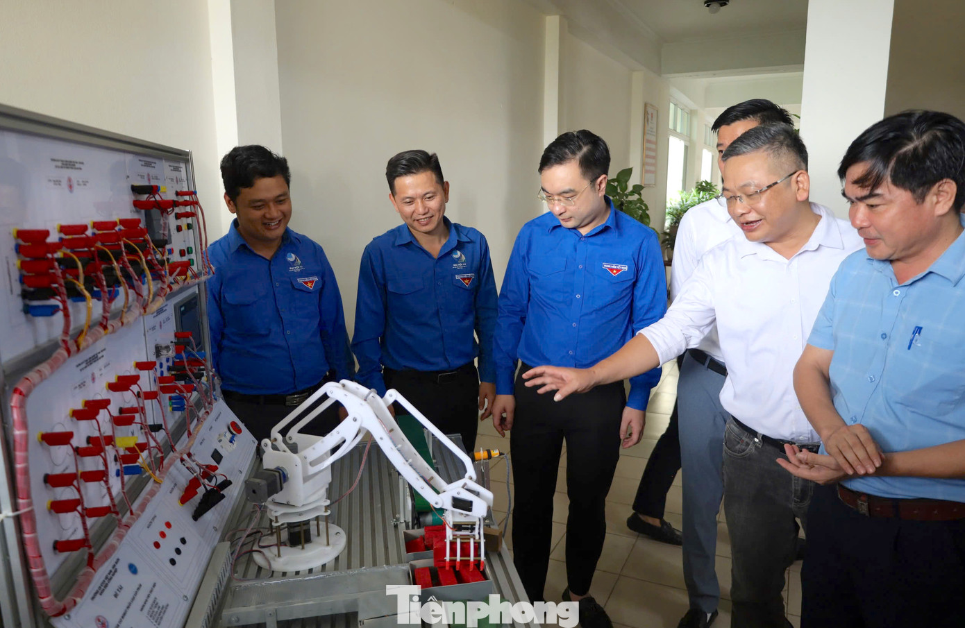 Các đại biểu, ban tổ chức, ban giám khảo tham quan mô hình, sản phẩm các dự án khởi nghiệp của đoàn viên thanh niên.