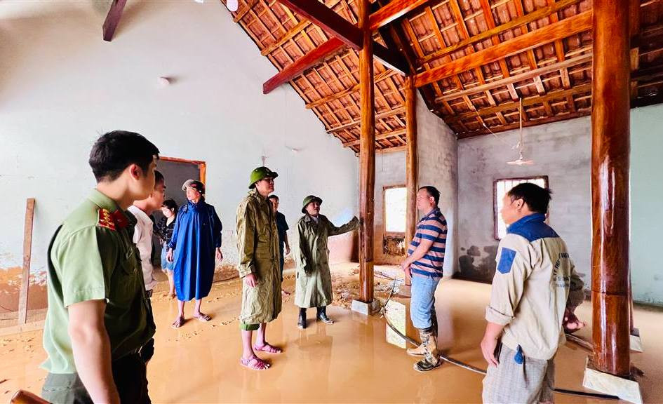 Chính quyền địa phương phối hợp lực lượng công an hỗ trợ di dời tài sản của gia đình ông La Văn Chiến đến nơi an toàn. (Ảnh: Duy Khánh Kỳ Sơn).