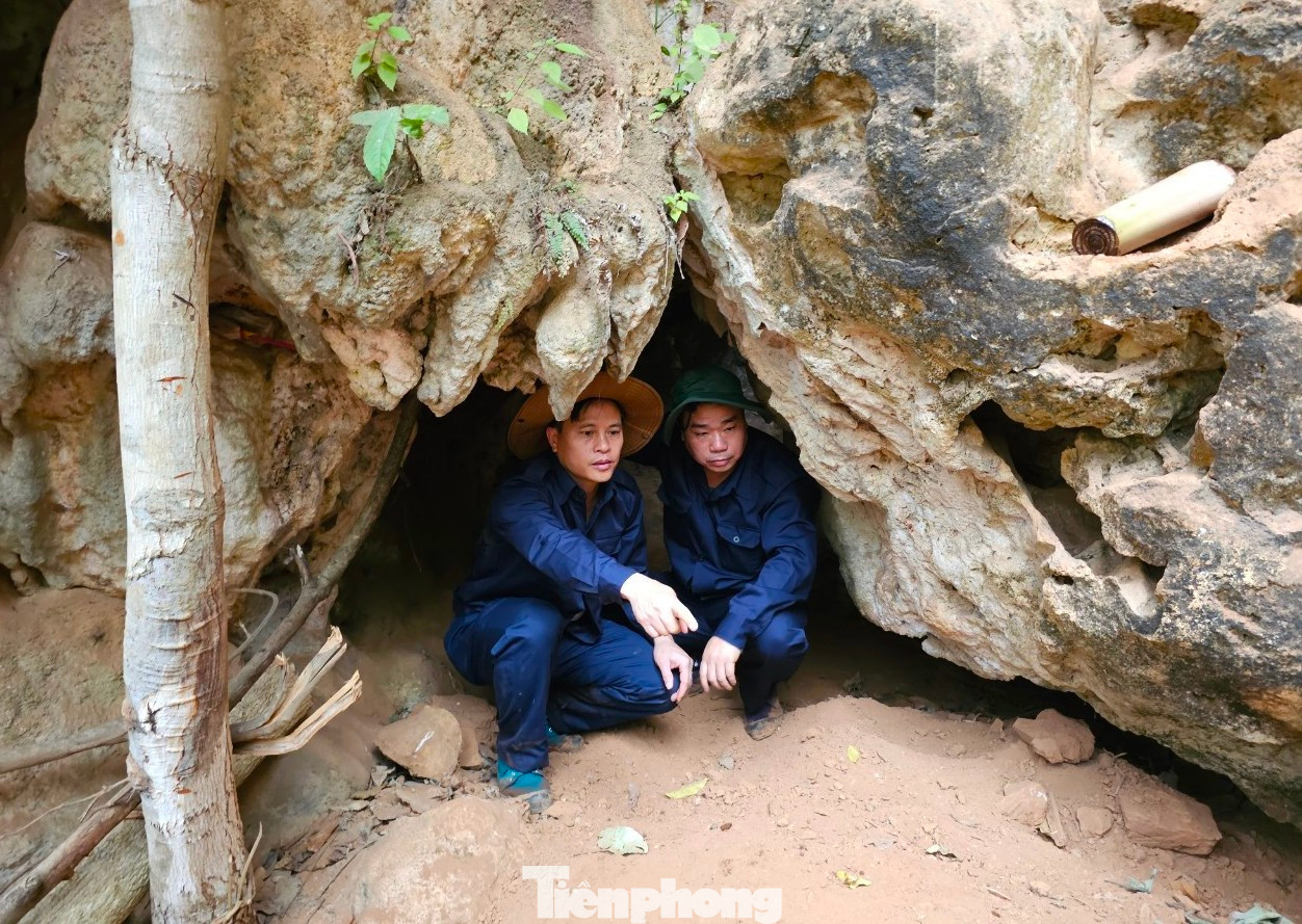 Thượng tá Chế Ngọc Hà - Đội trưởng Đội quy tập cho biết, mỗi năm có 80 cán bộ, chiến sĩ của đội sang nước Lào để làm nhiệm vụ. Do điều kiện thời tiết ở nước bạn Lào nên công việc được bắt đầu từ tháng 10 và kết thúc vào tháng 6 năm sau. “Từ tháng 10 Lào bắt đầu vào mùa Khô. Mùa khô ở Lào nắng lắm, gió phơn thổi rát mặt nhưng đây lại là mùa thuận lợi cho công tác quy tập hài cốt. Đến tháng 6 năm sau, Lào bước vào mùa mưa nên công việc tìm kiếm mộ không thể triển khai”, Thượng tá Hà chia sẻ. Thượng tá Chế Ngọc Hà - Đội trưởng Đội quy tập cho biết, mỗi năm có 80 cán bộ, chiến sĩ của đội sang nước Lào để làm nhiệm vụ. Do điều kiện thời tiết ở nước bạn Lào nên công việc được bắt đầu từ tháng 10 và kết thúc vào tháng 6 năm sau. “Từ tháng 10 Lào bắt đầu vào mùa Khô. Mùa khô ở Lào nắng lắm, gió phơn thổi rát mặt nhưng đây lại là mùa thuận lợi cho công tác quy tập hài cốt. Đến tháng 6 năm sau, Lào bước vào mùa mưa nên công việc tìm kiếm mộ không thể triển khai”, Thượng tá Hà chia sẻ.