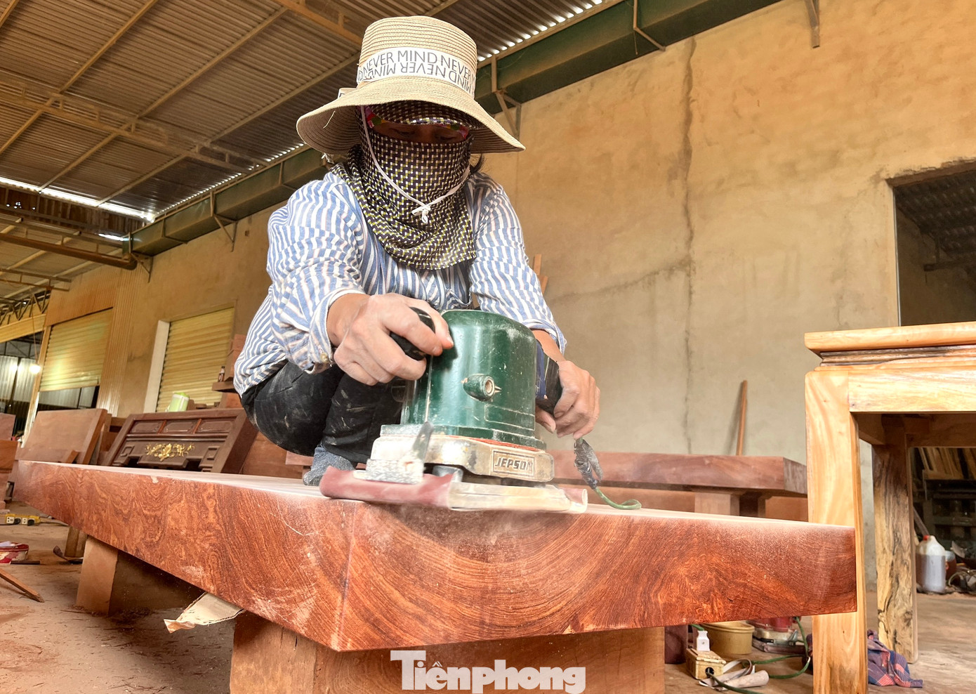 Chị Lê Thị Liễu (trú xã Quỳnh Hưng) cho biết, những năm trước hàng bán chạy nên những người chuyên làm nghề đánh bóng đồ mộc như chị cũng làm không hết việc, thu nhập ổn định. Nhưng năm nay hàng làm bán không được, công việc của chị Liễu và những công nhân khác cũng thất thường, lâu lâu mới có việc làm nên thu nhập chẳng ăn thua. Chị Lê Thị Liễu (trú xã Quỳnh Hưng) cho biết, những năm trước hàng bán chạy nên những người chuyên làm nghề đánh bóng đồ mộc như chị cũng làm không hết việc, thu nhập ổn định. Nhưng năm nay hàng làm bán không được, công việc của chị Liễu và những công nhân khác cũng thất thường, lâu lâu mới có việc làm nên thu nhập chẳng ăn thua.