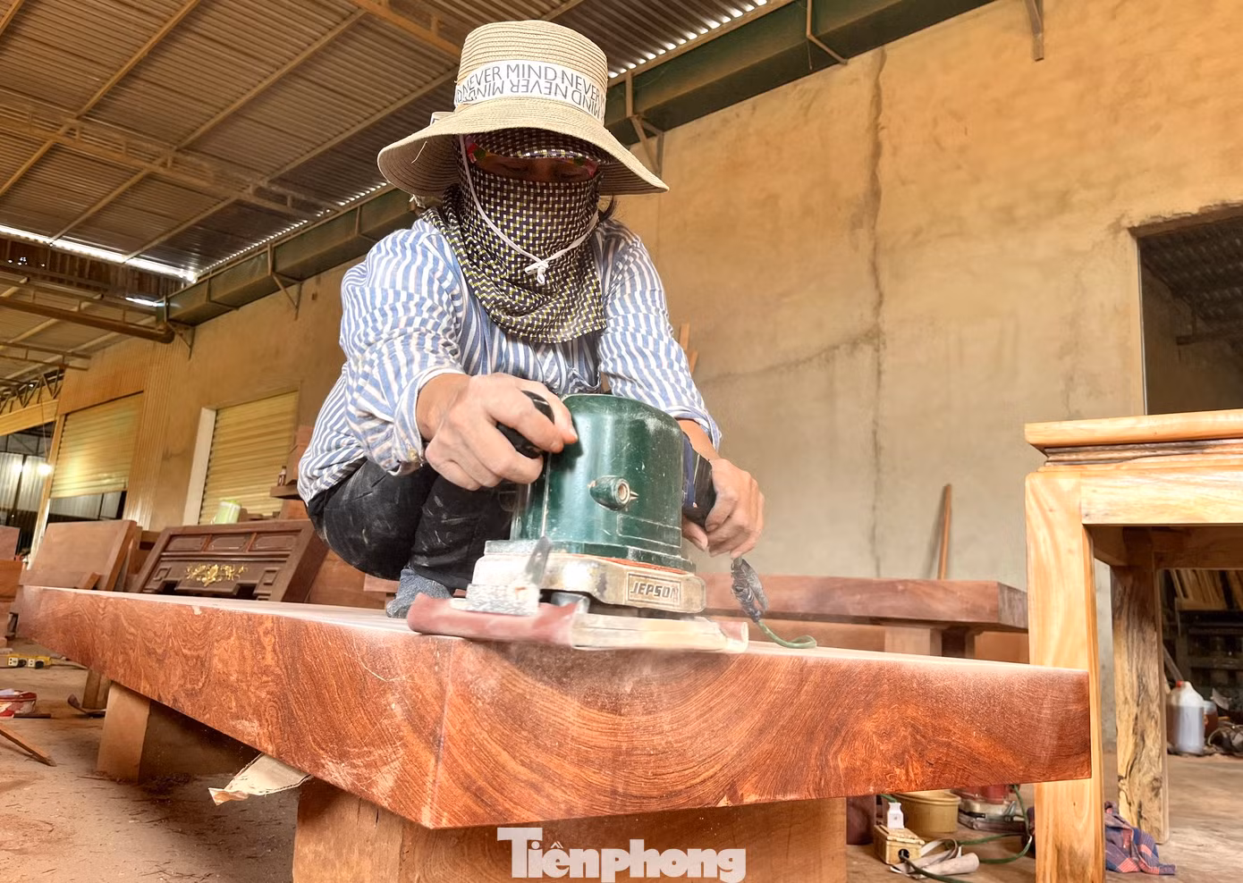 Chị Lê Thị Liễu (trú xã Quỳnh Hưng) cho biết, những năm trước hàng bán chạy nên những người chuyên làm nghề đánh bóng đồ mộc như chị cũng làm không hết việc, thu nhập ổn định. Nhưng năm nay hàng làm bán không được, công việc của chị Liễu và những công nhân khác cũng thất thường, lâu lâu mới có việc làm nên thu nhập chẳng ăn thua.