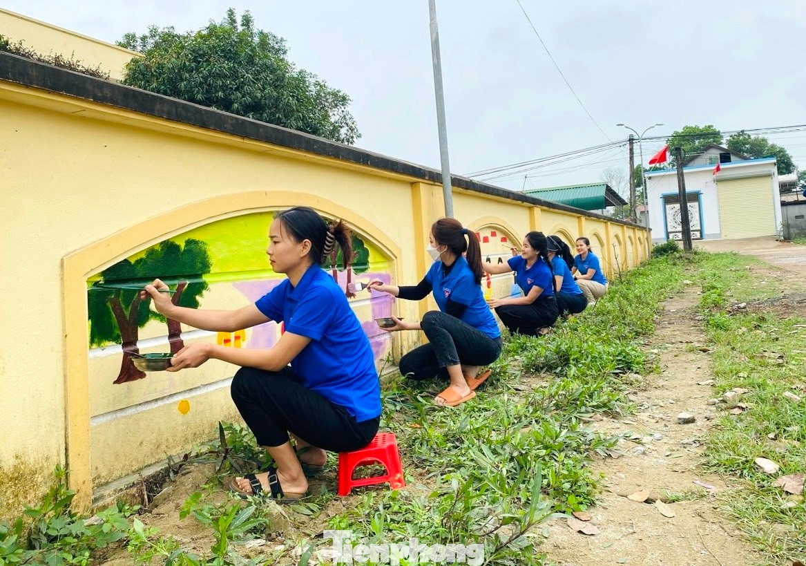 Các đoàn viên thanh niên vẽ tranh tô đẹp đường quê. Các đoàn viên thanh niên vẽ tranh tô đẹp đường quê.