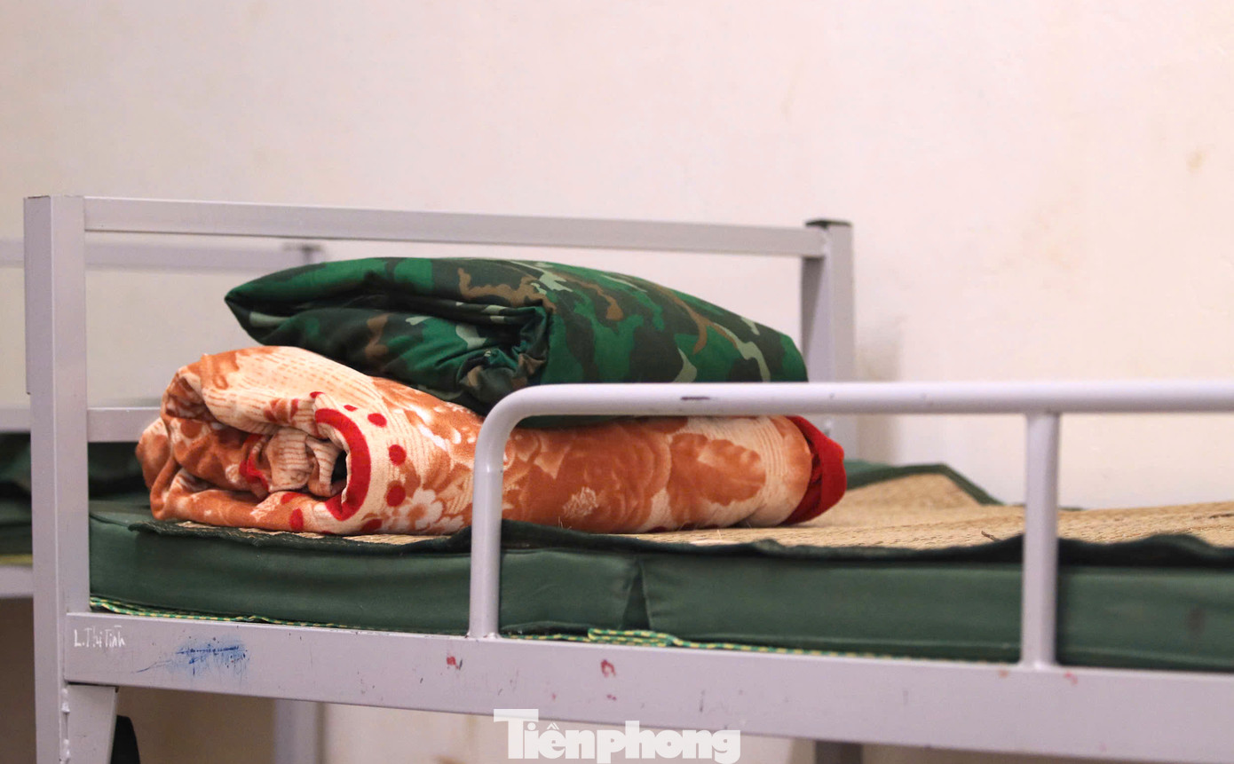 Các em học sinh được bày dạy từ những việc nhỏ nhất như gấp chăn màn, giữ vệ sinh, tập thể dục hay giờ giấc ăn, ngủ.