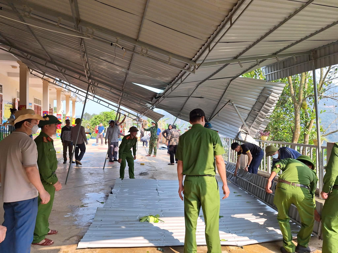 Công an huyện Kỳ Sơn đã thành lập 3 tổ phản ứng nhanh. Ngoài việc giúp người dân dọn dẹp nhà cửa bị hư hỏng, các chiến sỹ còn giúp đỡ người dân sửa sang lại nhà cửa, ổn định cuộc sống. Công an huyện Kỳ Sơn đã thành lập 3 tổ phản ứng nhanh. Ngoài việc giúp người dân dọn dẹp nhà cửa bị hư hỏng, các chiến sỹ còn giúp đỡ người dân sửa sang lại nhà cửa, ổn định cuộc sống.