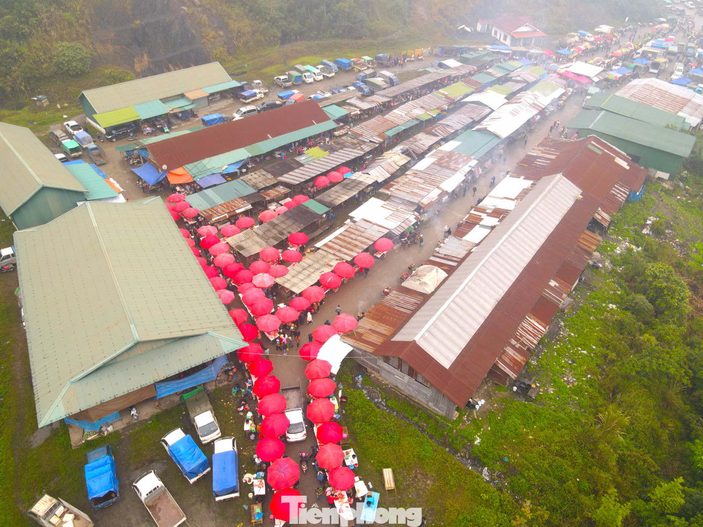 Trước đây, mỗi tháng chợ được tổ chức họp 2 lần. Tuy nhiên từ năm 2019 đến nay, chợ được tổ chức vào dịp cuối tuần. Khuôn viên chợ có hàng trăm ki-ot với các khu vực bày bán từ hàng nông sản, thực phẩm cho đến các sản phẩm thủ công, đồ dùng, quần áo... Trước đây, mỗi tháng chợ được tổ chức họp 2 lần. Tuy nhiên từ năm 2019 đến nay, chợ được tổ chức vào dịp cuối tuần. Khuôn viên chợ có hàng trăm ki-ot với các khu vực bày bán từ hàng nông sản, thực phẩm cho đến các sản phẩm thủ công, đồ dùng, quần áo...