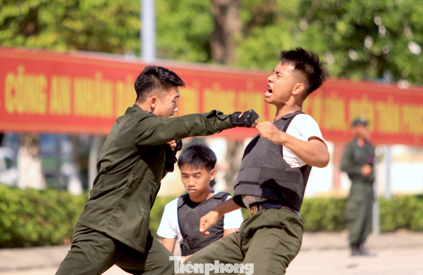 Các chiến sĩ thực hiện các bài võ, động tác võ với tình huống giả định.