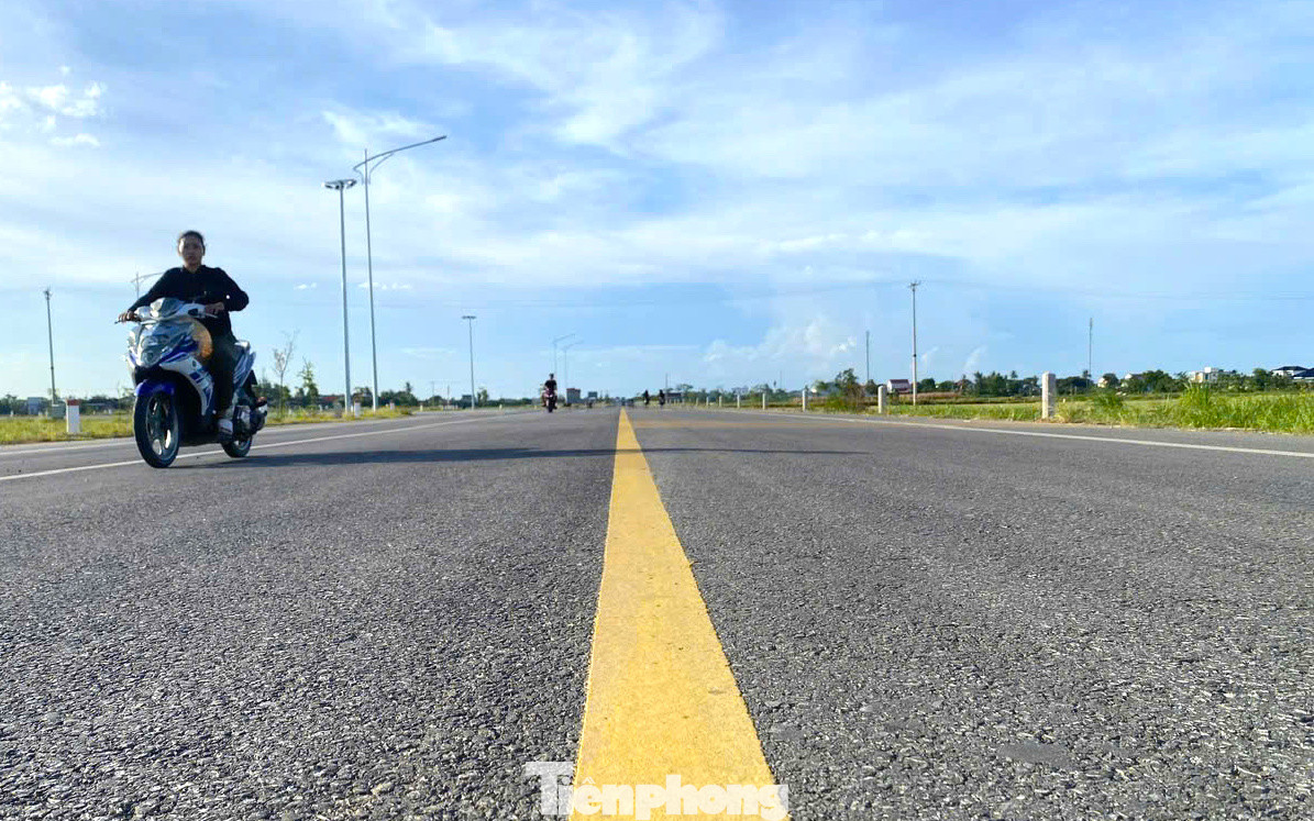 Phó Chủ tịch UBND tỉnh Nghệ An yêu cầu ban quản lý dự án rà soát lại các vị trí đã thi công, nhất là các đoạn giao cắt với đường liên huyện, liên xã; sớm hoàn thiện hệ thống cọc tiêu, biển báo... nhằm đảm bảo an toàn giao thông, không để xảy ra những sự cố đáng tiếc về giao thông khi công trình chưa được bàn giao đưa vào sử dụng.