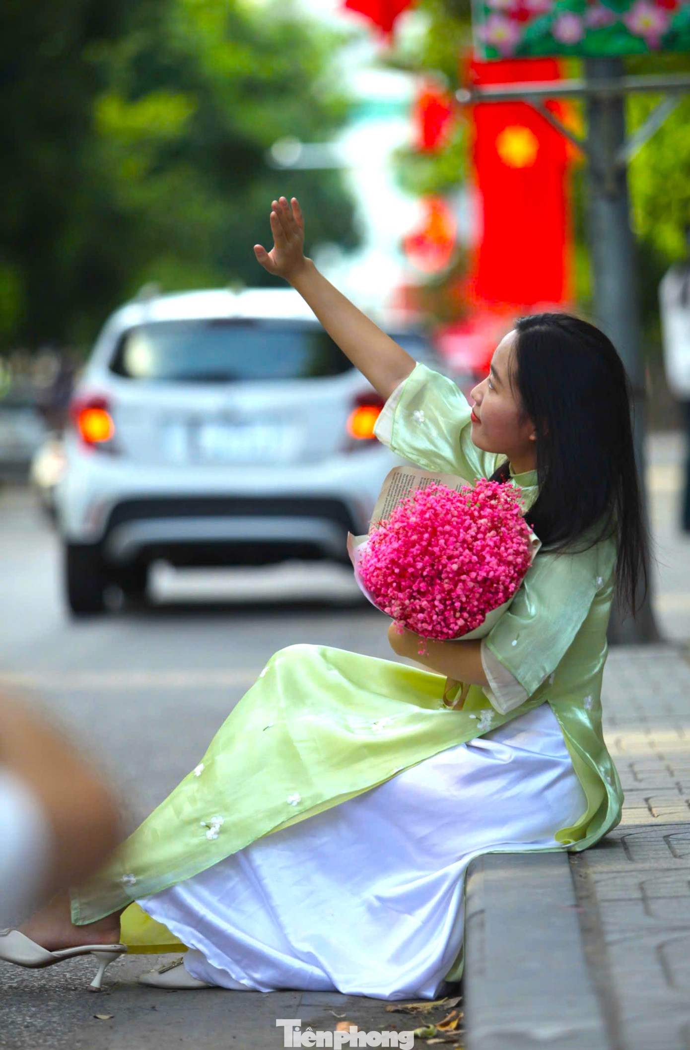 Những thiếu nữ thành Vinh khoe sắc dưới ánh nắng mùa thu bên những gánh xe chở đầy hoa rực rỡ.