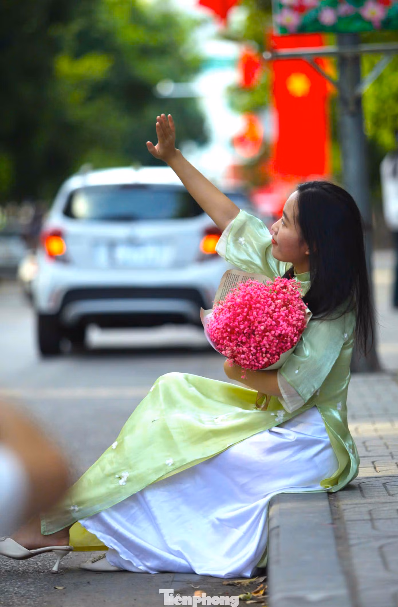 Những thiếu nữ thành Vinh khoe sắc dưới ánh nắng mùa thu bên những gánh xe chở đầy hoa rực rỡ.