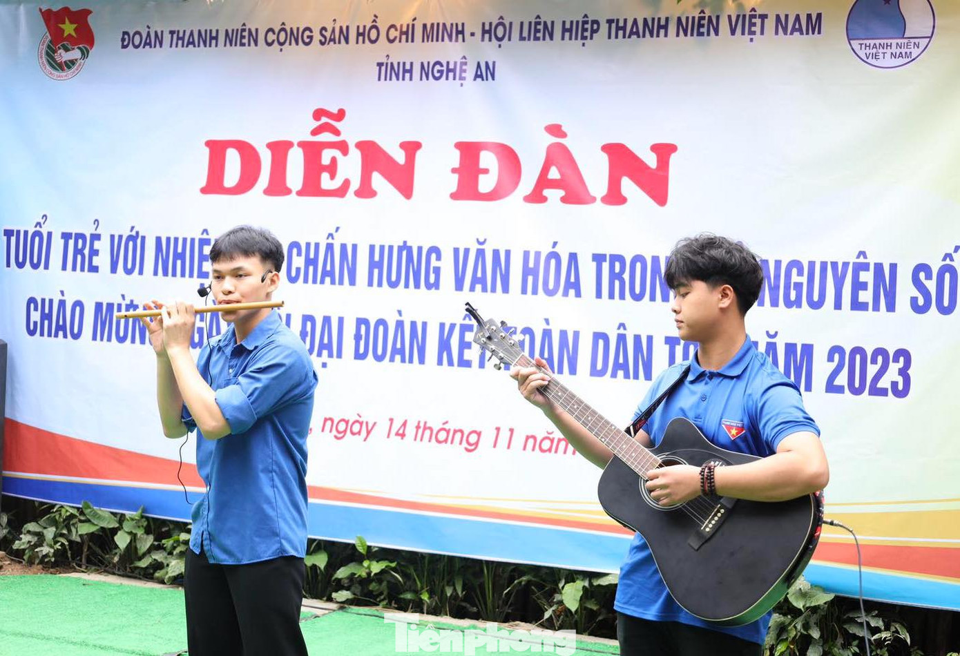 “Thời gian tới, mong muốn các cơ sở đoàn, hội, đội tăng cường hơn nữa các hoạt động giáo dục đoàn viên thanh niên trân trọng giá trị văn hóa dân tộc. Nêu cao vai trò, sứ mệnh của thế hệ trẻ trong giữ gìn, phát huy bản sắc văn hóa dân tộc. Trong đó cần có nhận thức đúng mới giúp đoàn viên, thanh niên có những hành động đúng và có kế hoạch thực hiện hiệu quả nhất. Bên cạnh đó thể hiện được vị trí, vai trò của tuổi trẻ Nghệ An trong việc giữ gìn, bảo tồn nền văn hóa của dân tộc Việt Nam nói chung và tỉnh Nghệ An nói riêng", Chị Nguyễn Thị Phương Thúy cho biết. “Thời gian tới, mong muốn các cơ sở đoàn, hội, đội tăng cường hơn nữa các hoạt động giáo dục đoàn viên thanh niên trân trọng giá trị văn hóa dân tộc. Nêu cao vai trò, sứ mệnh của thế hệ trẻ trong giữ gìn, phát huy bản sắc văn hóa dân tộc. Trong đó cần có nhận thức đúng mới giúp đoàn viên, thanh niên có những hành động đúng và có kế hoạch thực hiện hiệu quả nhất. Bên cạnh đó thể hiện được vị trí, vai trò của tuổi trẻ Nghệ An trong việc giữ gìn, bảo tồn nền văn hóa của dân tộc Việt Nam nói chung và tỉnh Nghệ An nói riêng", Chị Nguyễn Thị Phương Thúy cho biết.