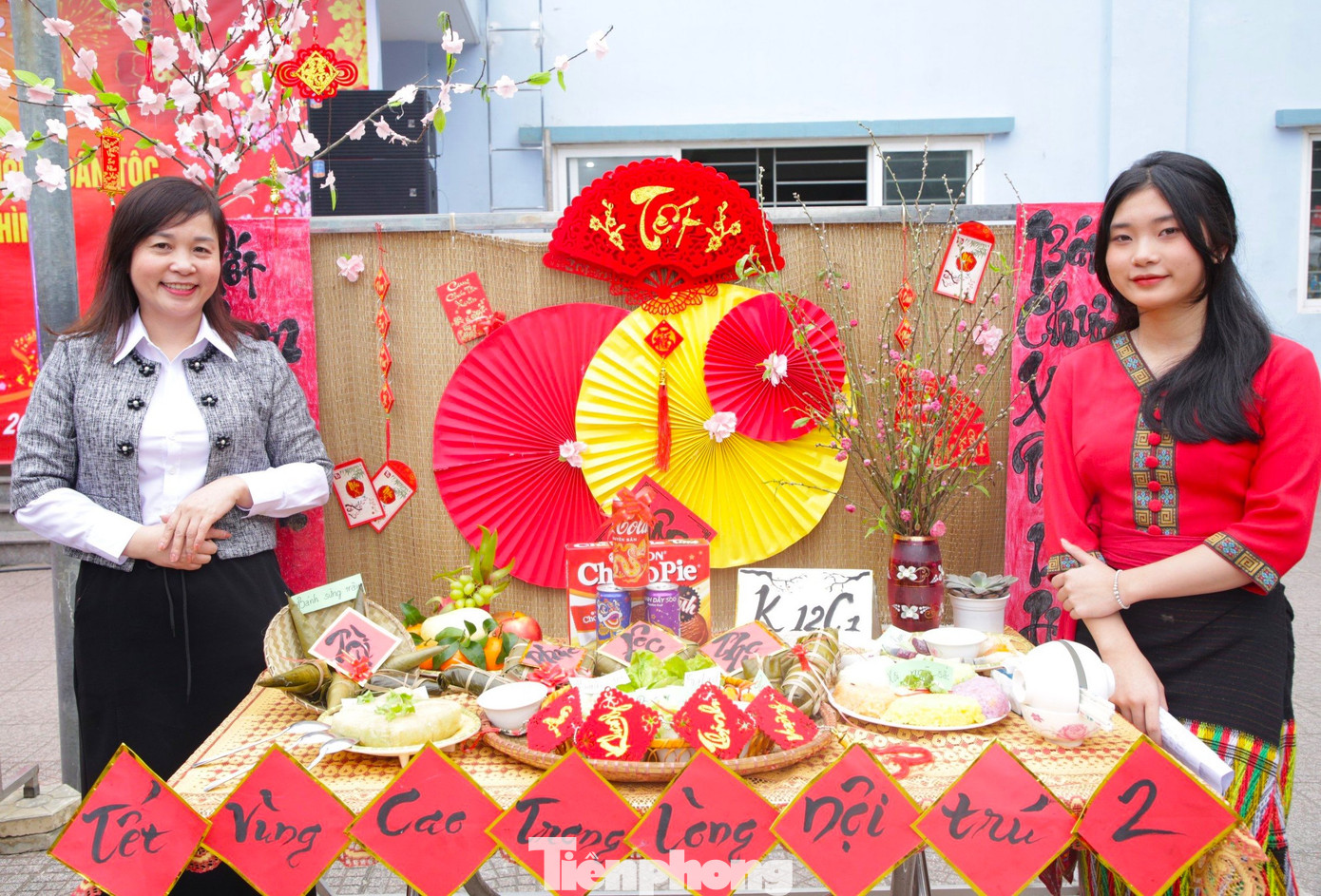 Ngoài gói, nấu bánh chưng và dự thi ẩm thực cổ truyền, ngày hội còn có nhiều hoạt động như múa sạp, giao lưu văn hóa, văn nghệ, hội chợ xuân, các trò chơi dân gian… nhằm gắn kết tình cảm giữa học sinh và giáo viên trong trường.