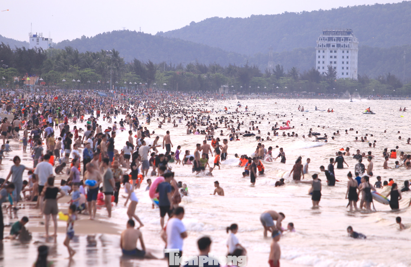 Bờ cát biển Cửa Lò chật kín du khách. Bờ cát biển Cửa Lò chật kín du khách.