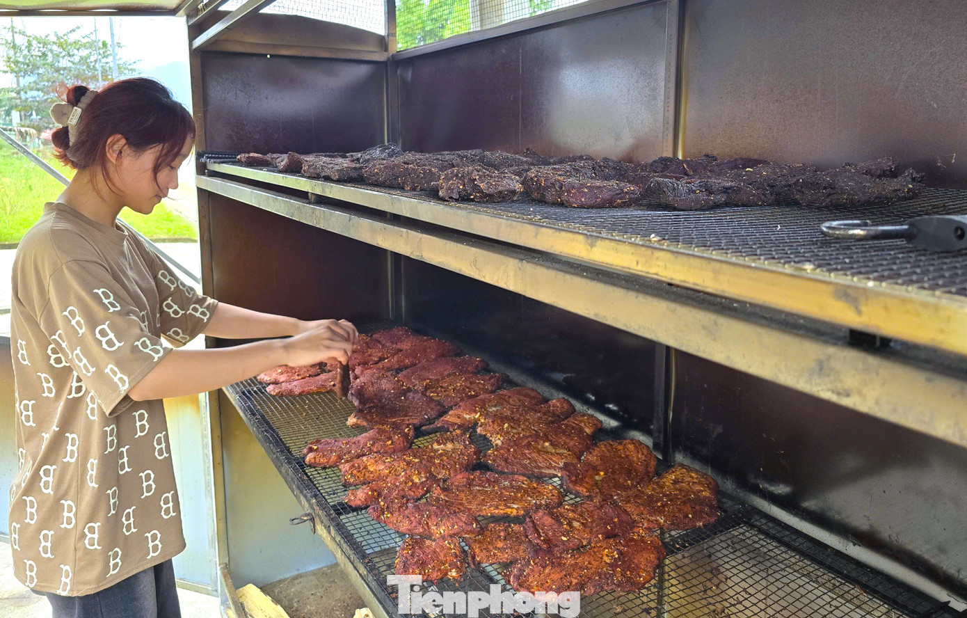 Sau 2-3 ngày hong, dưới sự tác động của nhiệt độ tỏa ra từ bếp than, củi... những miếng thịt se dần, khô lại và chín. Trung bình 10kg thịt tươi sẽ cho ra 3kg thịt gác bếp thành phẩm. "Một mẻ thịt gác bếp được xem thành công là khi bẻ miếng thịt đã chín ra vẫn còn màu hồng tươi. Khi đó thịt ngon, ngọt nhưng không bị khô. Còn đối với lạp sườn, miếng thịt mỡ đã chuyển trong veo, dai và bùi, thơm mùi vị đặc trưng", chị Nga nói. Sau 2-3 ngày hong, dưới sự tác động của nhiệt độ tỏa ra từ bếp than, củi... những miếng thịt se dần, khô lại và chín. Trung bình 10kg thịt tươi sẽ cho ra 3kg thịt gác bếp thành phẩm. "Một mẻ thịt gác bếp được xem thành công là khi bẻ miếng thịt đã chín ra vẫn còn màu hồng tươi. Khi đó thịt ngon, ngọt nhưng không bị khô. Còn đối với lạp sườn, miếng thịt mỡ đã chuyển trong veo, dai và bùi, thơm mùi vị đặc trưng", chị Nga nói.